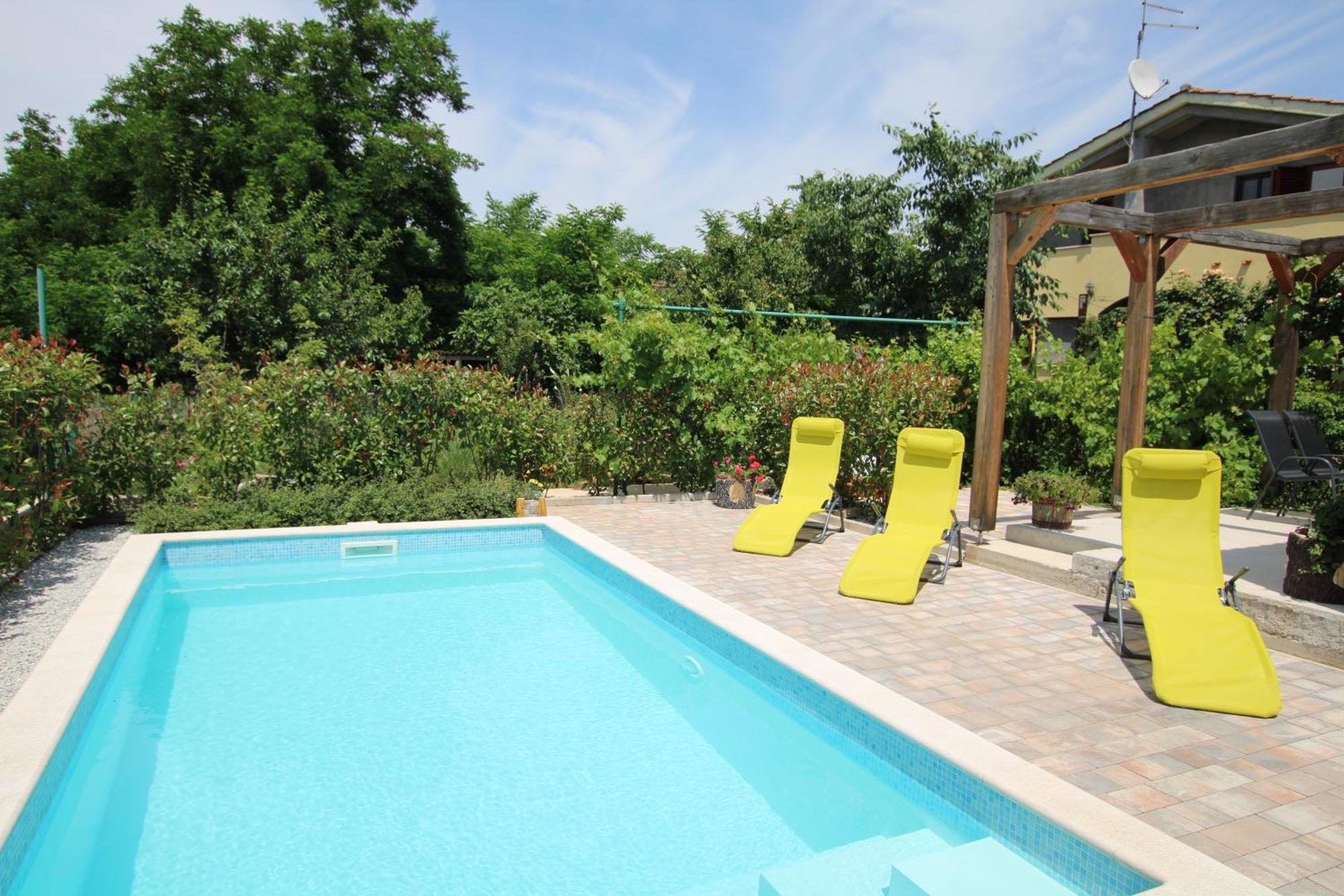 Garden Apartment *